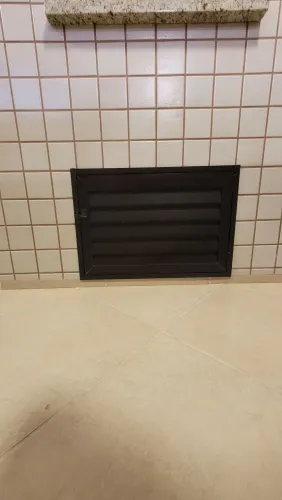 Porta Veneziana em Alumínio Fume.