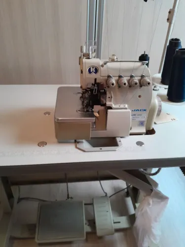 Máquina industrial overlock Jack 