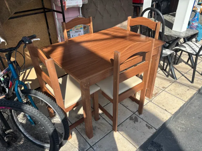 Mesa de madeira com 4 cadeira na cor amadeirada