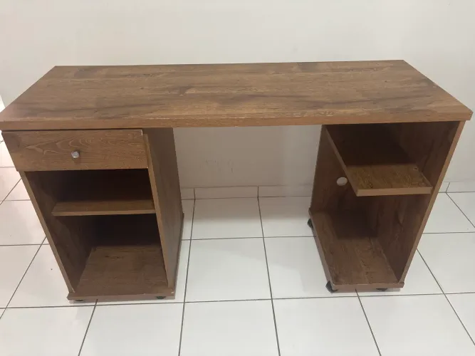 Vende-se escrivaninha em um bom estado de conservação 