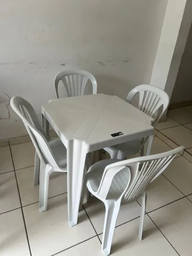 CONJUNTO DE MESAS E CADEIRAS 