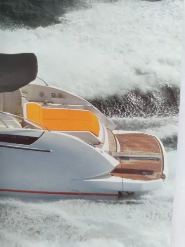 Plataforma estendida (deck) para lanchas 