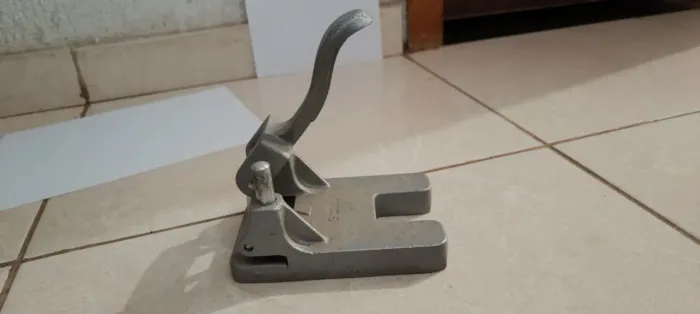 Furador de folhas antigo