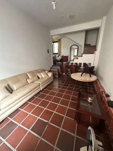 Aluga-se casa em Vitória para empresa/família