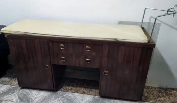 Mesa clínica/ginecológica e mesa recepção/secretária - R$ 1.200,00