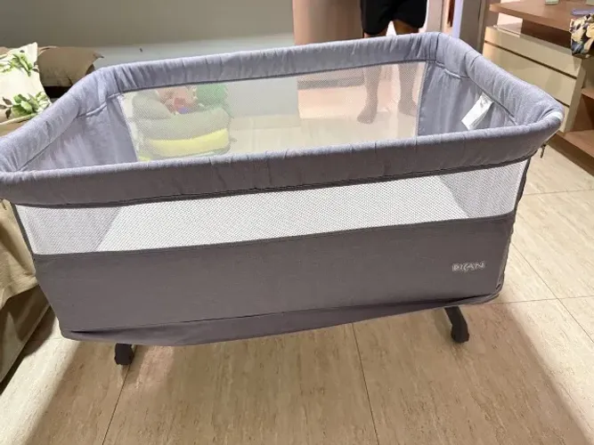 BERÇO QUE ACOPLA NA CAMA