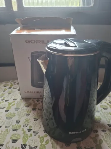 Chaleira elétrica nova na caixa.