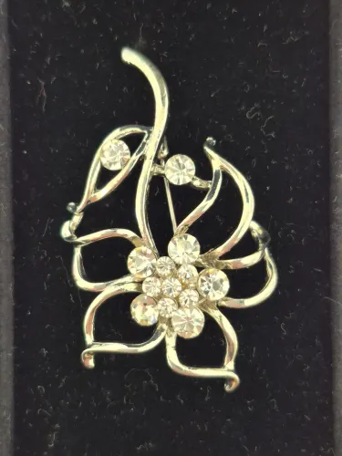 Broche prateado com strass