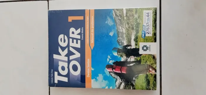 O livro é um manual do professor da coleção "Take Over 1" para o Ensino Médio