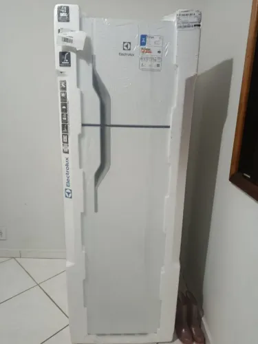 geladeira brastemp 260 litros frost free. <br>Lacrada com nota fiscal e um ano de garantia.