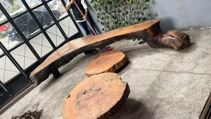 Banco + 2 mesas de madeira maciça rústico 
