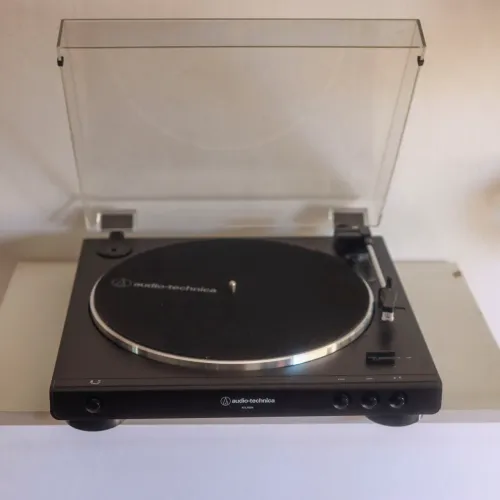 Toca discos Audio Technica AT-LP60X 