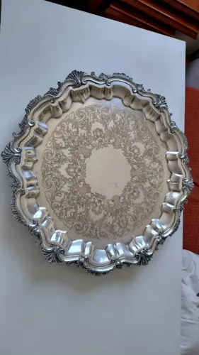 Bandeja redonda WILCOX, 38cm, com desenhos nas bordas e relevos trabalhados na bandeja
