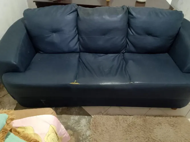 Vendo um sofá 3 lugares , 200