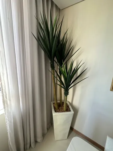 Vaso de pedra resinado/marmorizado com planta sintética
