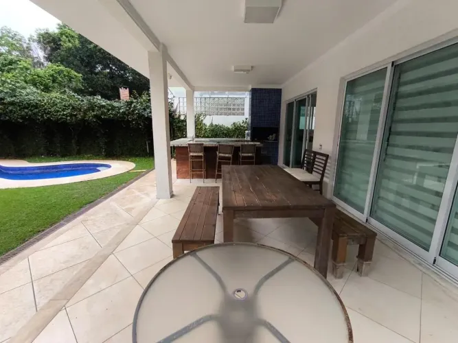 Casa de alto padrão com 5 suítes, piscina aquecida, sauna e área gourmet completa na Rivie