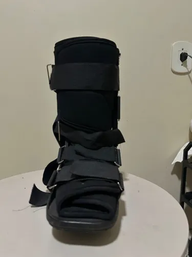 Vende-se BOTA ORTOPÉDICA. Cor preta
