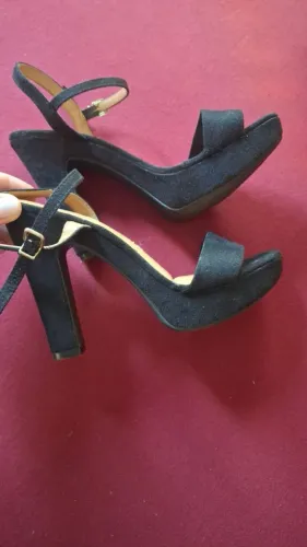Vende se uma sandália número *