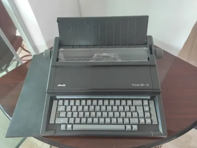 Máquina de escrever eletrica Olivetti Praxis 201 - II
