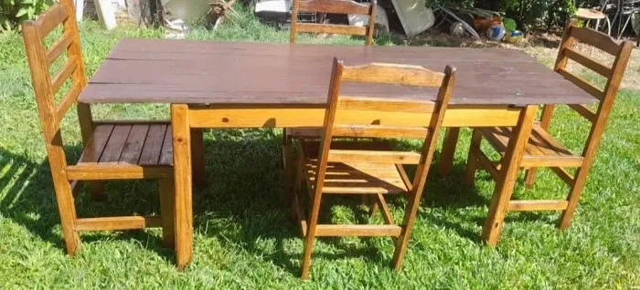 Mesa de madeira com 4 cadeiras