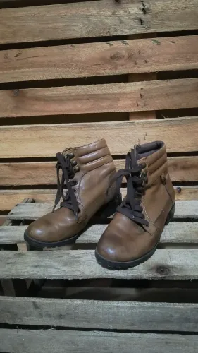 Botas de couro marrom