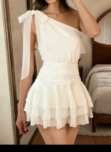 Vestido elegante e romântico com laço em um ombro.