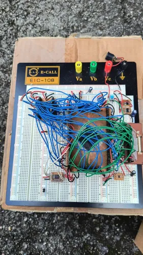 protoboard, matriz de contatos ou placa de ensaio.