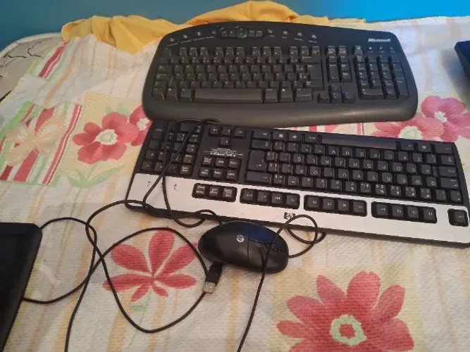2 teclados e um mouse