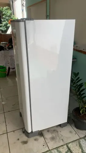 Ven uma geladeira Esmaltec com sete meses de uso 248 LTS na cor branca semi nova
