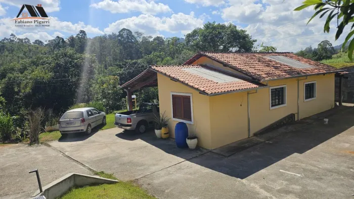 Chácara para Venda em Pedra Bela, 2 dormitórios, 1 suíte, 4 banheiros