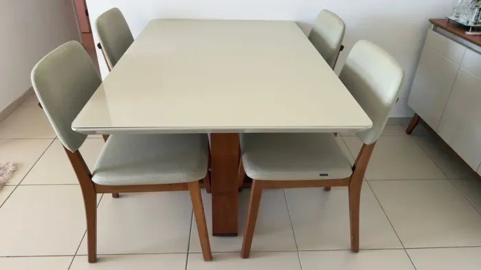 Mesa de jantar com 4 cadeiras
