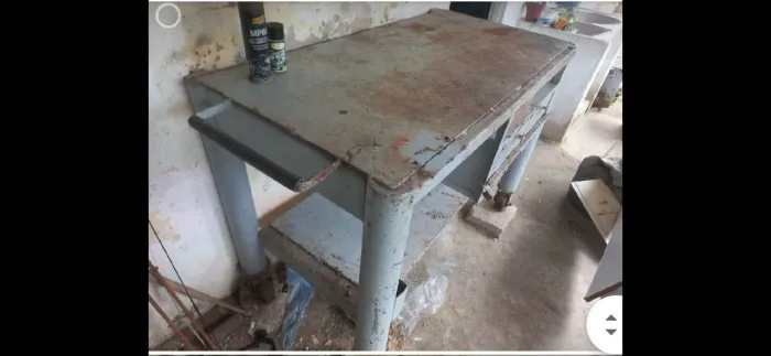 Bancada para serviços diversos, medindo: 60cm de altura X 65cm de largura X 1.30cm .