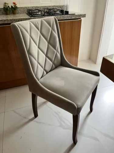 Par de cadeiras estofadas com pernas de madeira