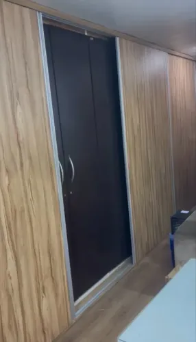 Armário grande que está em escritório para botar preço