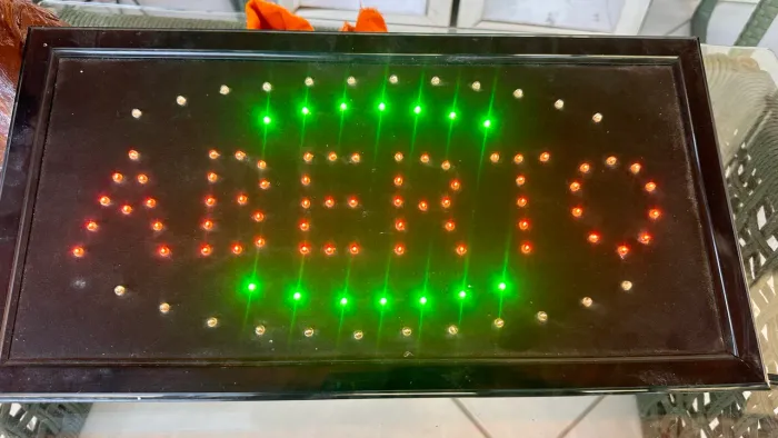 letreiro luminosa de LED com a palavra "ABERTO"