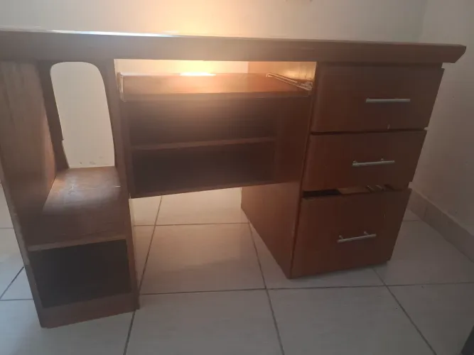 Escrivaninha antiga de madeira
