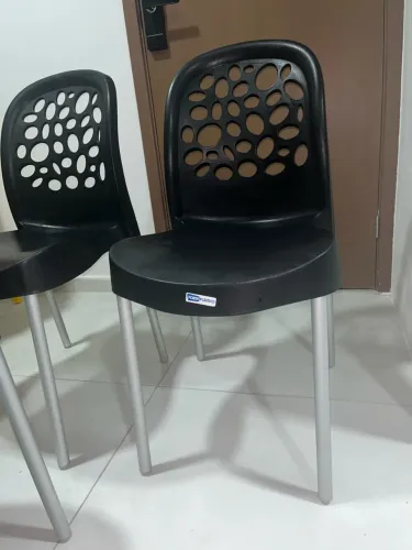 Cadeira com pés de alumínio
