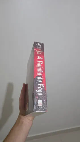 Livro A RAINHA DE FOGO (lacrado)
