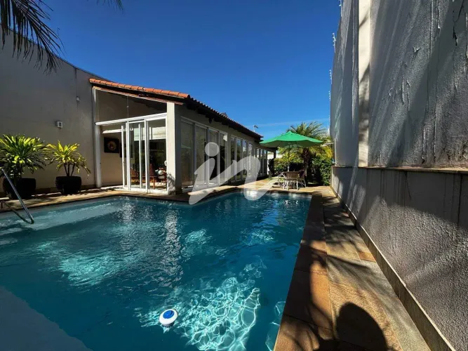 Casa Residencial à venda no Bairro Brasil (Uberlândia/MG) com 5 quartos e piscina