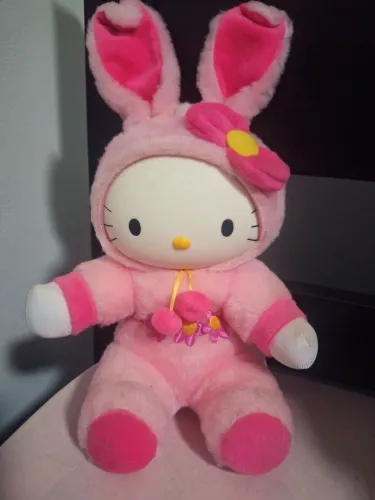 Pelúcia antiga Hello Kitty vestida de coelhinha Multibrink. IMPECÁVEL