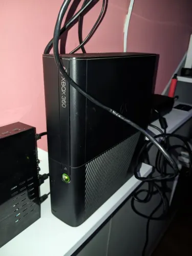 XBOX 360 (SEM CABOS E CONTROLES,APENAS O XBOX)!!!!