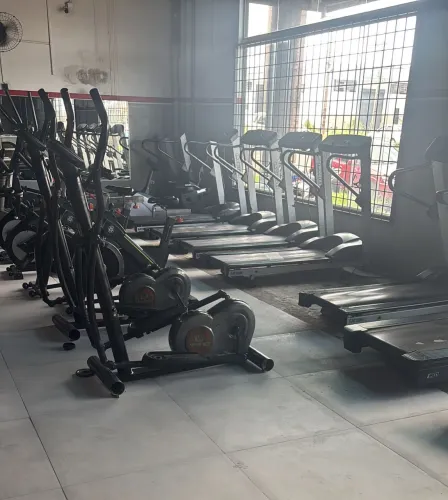 Vendo aparelhos de musculação e cárdio.