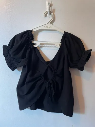 cropped preto com decote
