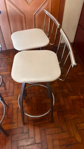 4 Banquetas resistentes