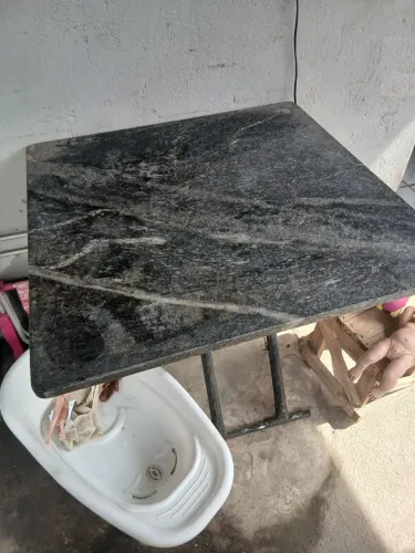 Duas mesas de mármore uma quadrada e outra redonda.