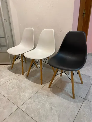 3 cadeiras pés palito