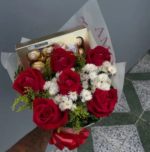 Buquê de Rosas com Ferrero Rocher pronta entrega r$198