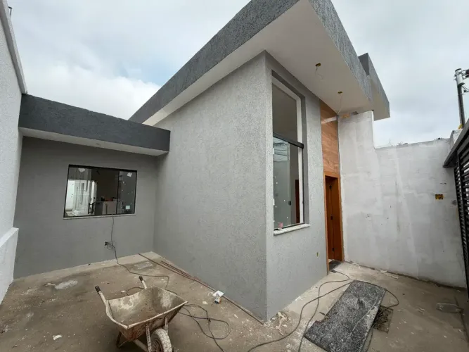 Casa Linear com 3 quartos  sendo 1 suíte 2 banheiros 3 vagas