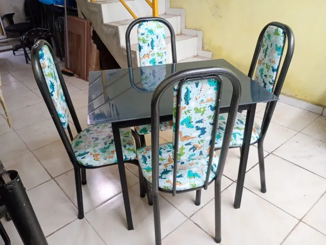Lindas mesas reformadas com 4 cadeiras