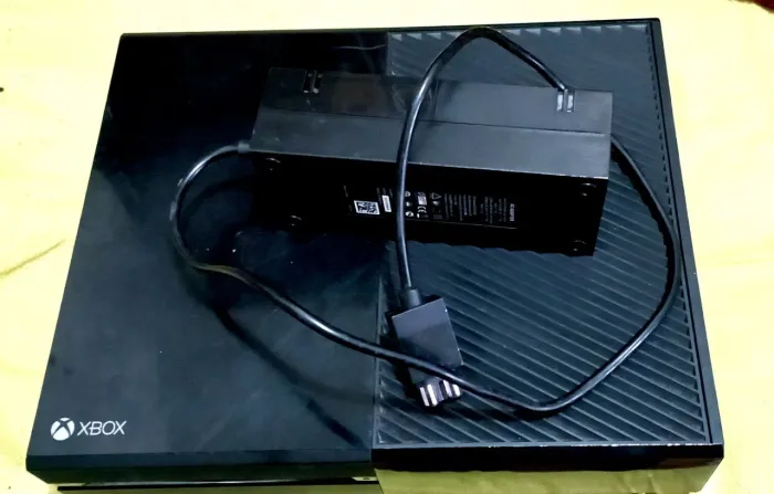 Xbox one Fat + fonte paralela, com defeito, não deram sinal de vida (peças)